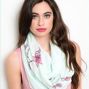💄3 for $10 Mint/Pink Floral Infinity Scarf